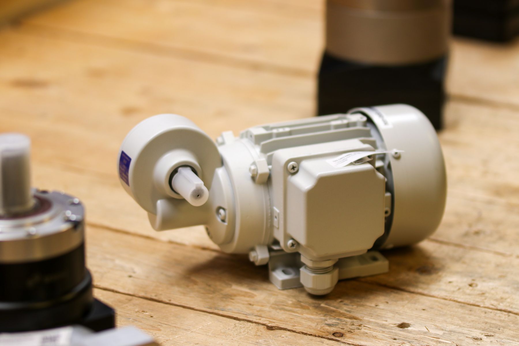 Motorreductor eléctrico trifásico con su caja de bornes sobre un banco de taller