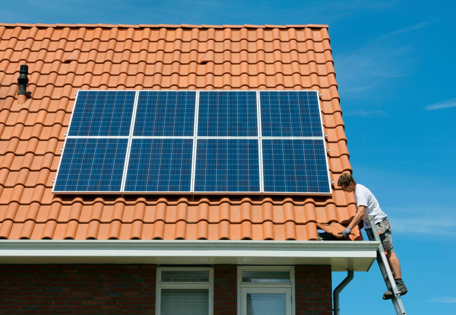 Instalación de paneles solares fotovoltaicos sobre la cubierta de un edificio