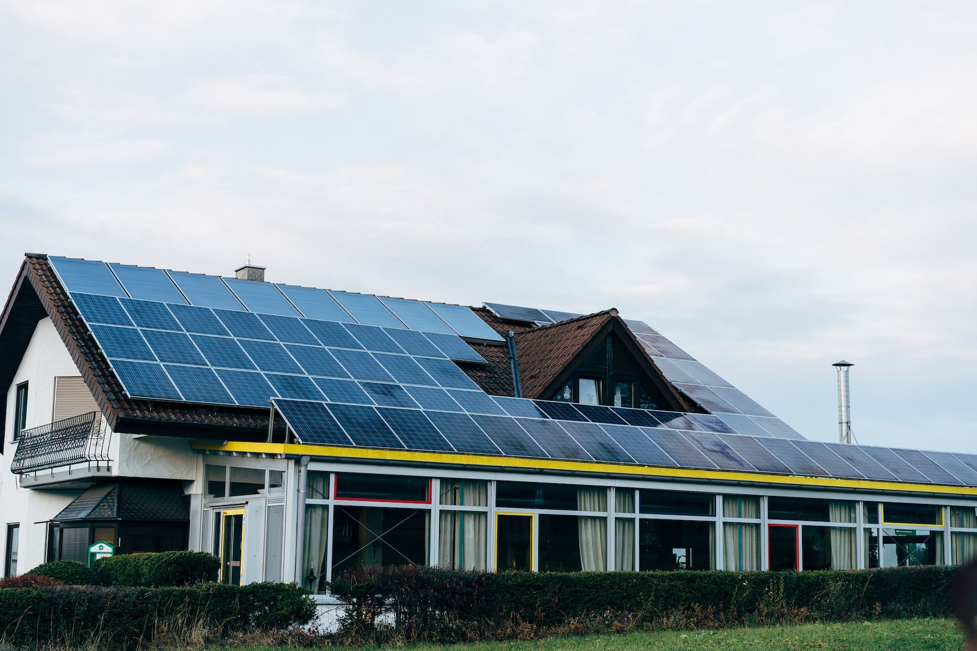 Instalación de paneles solares fotovoltaicos sobre la cubierta de una nave industrial