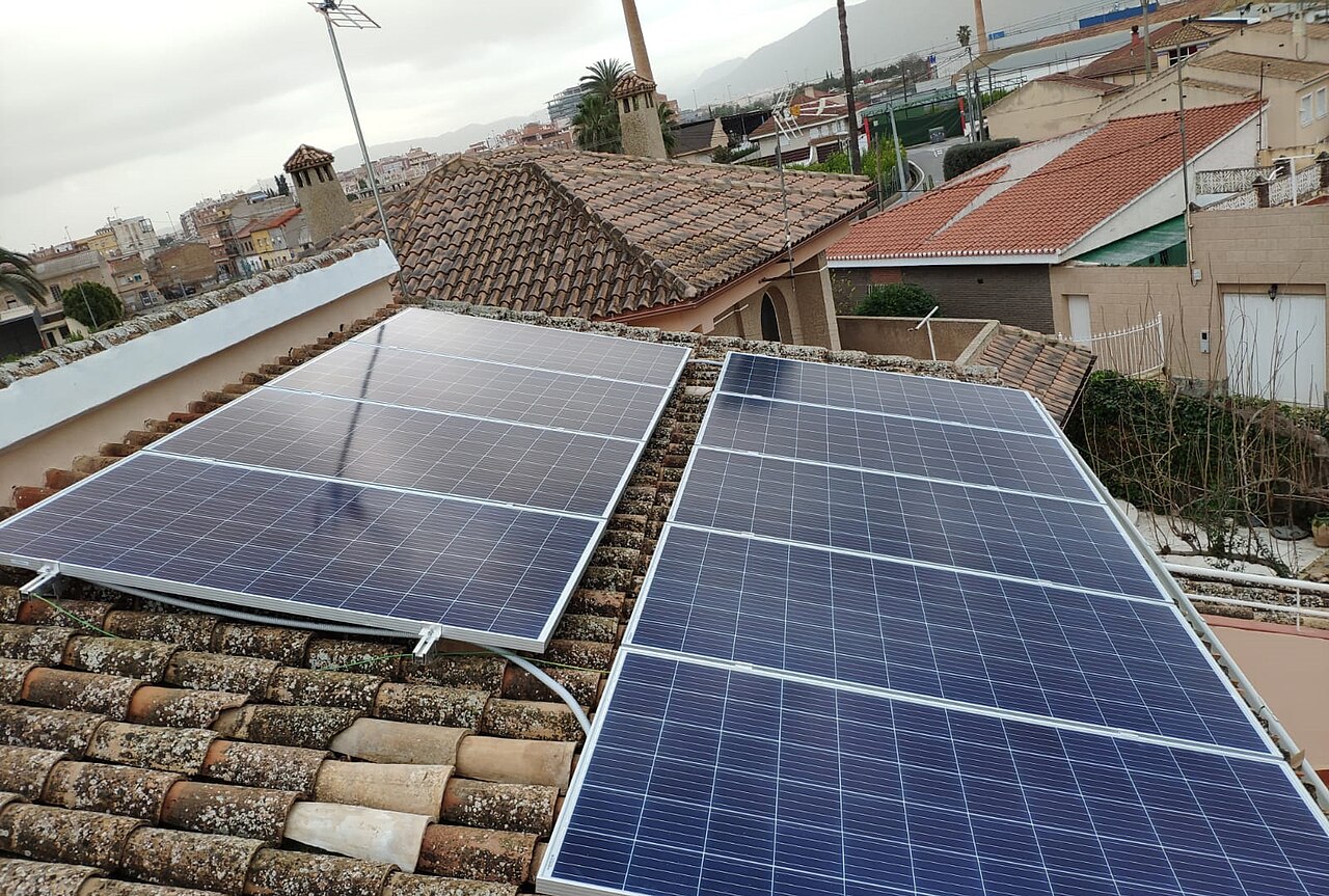 Instalación de paneles solares fotovoltaicos sobre la cubierta de una vivienda