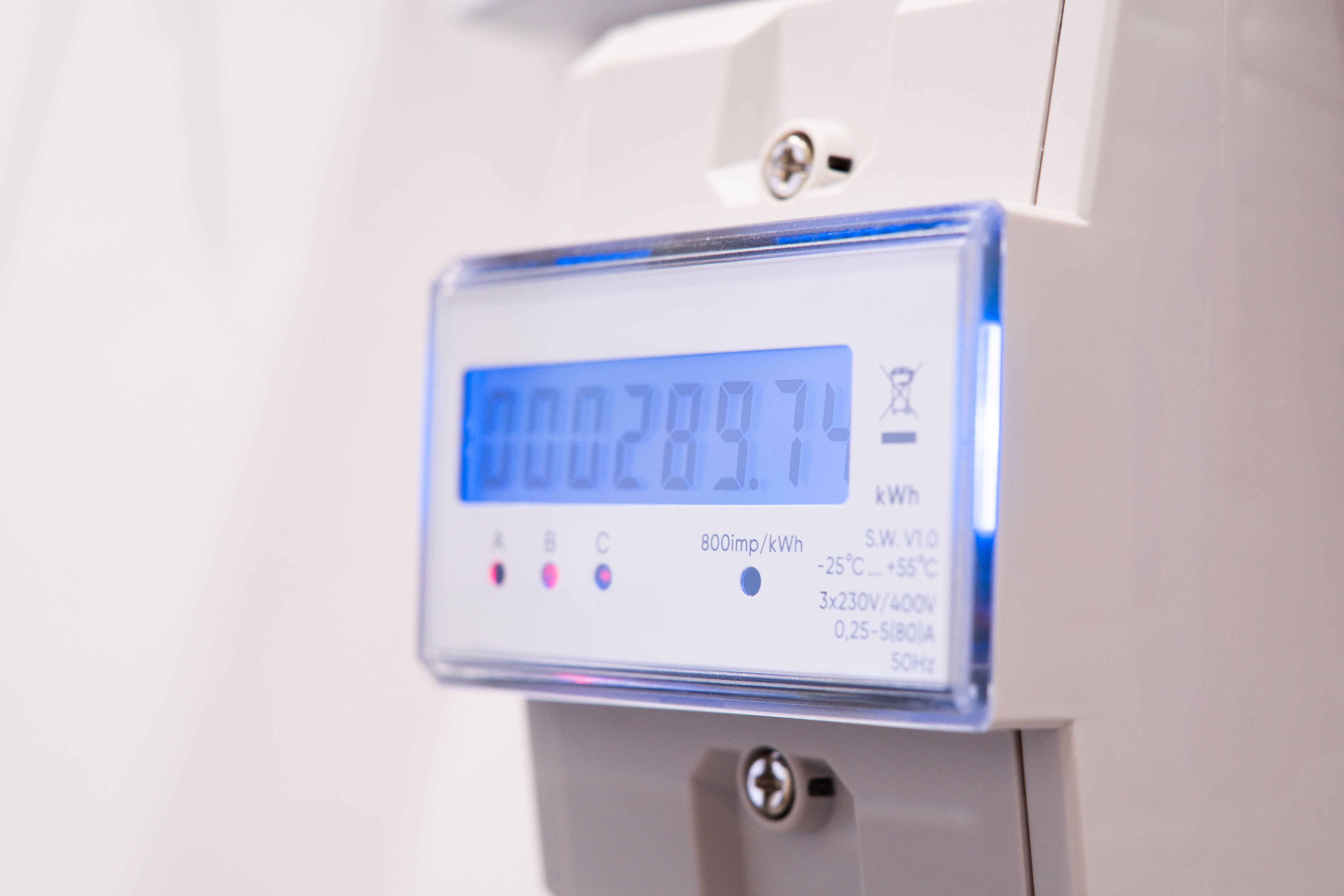 Contador eléctrico digital con pantalla LCD azul mostrando la lectura de consumo en kWh
