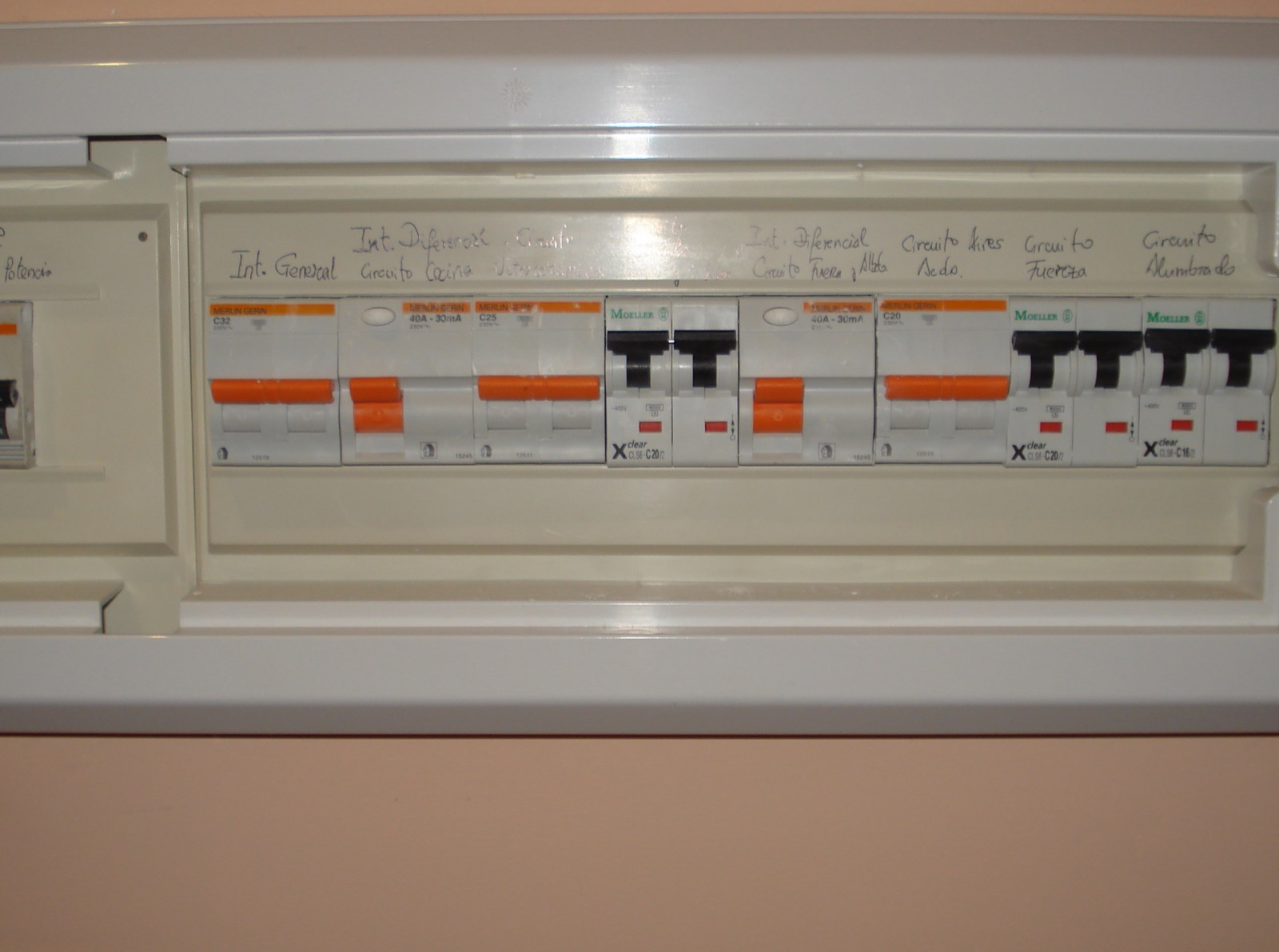 Cuadro eléctrico de vivienda con interruptores diferenciales de 40 A y 30 mA y magnetotérmicos etiquetados a mano