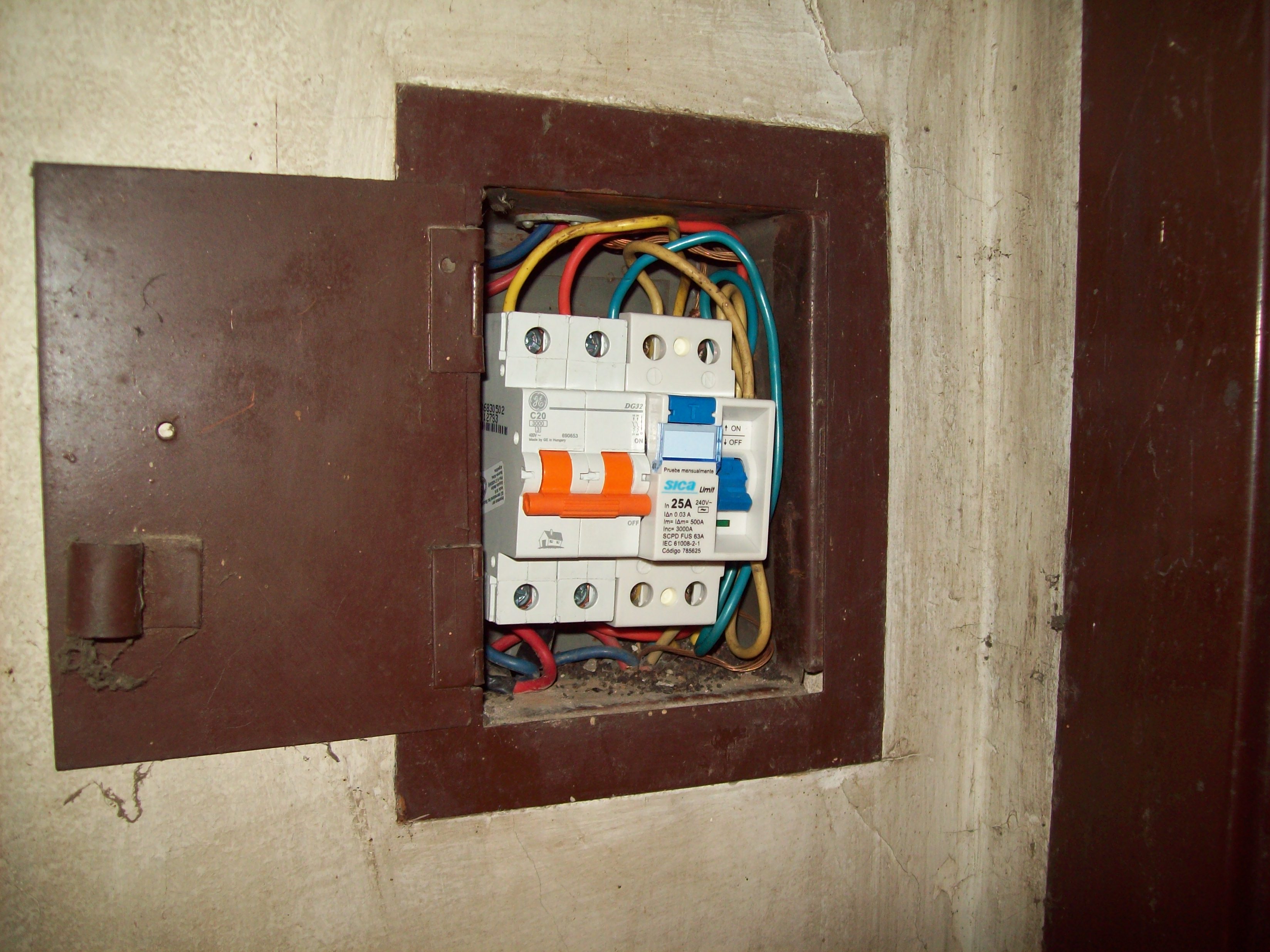Interruptor magnetotérmico y diferencial montados juntos en un cuadro eléctrico