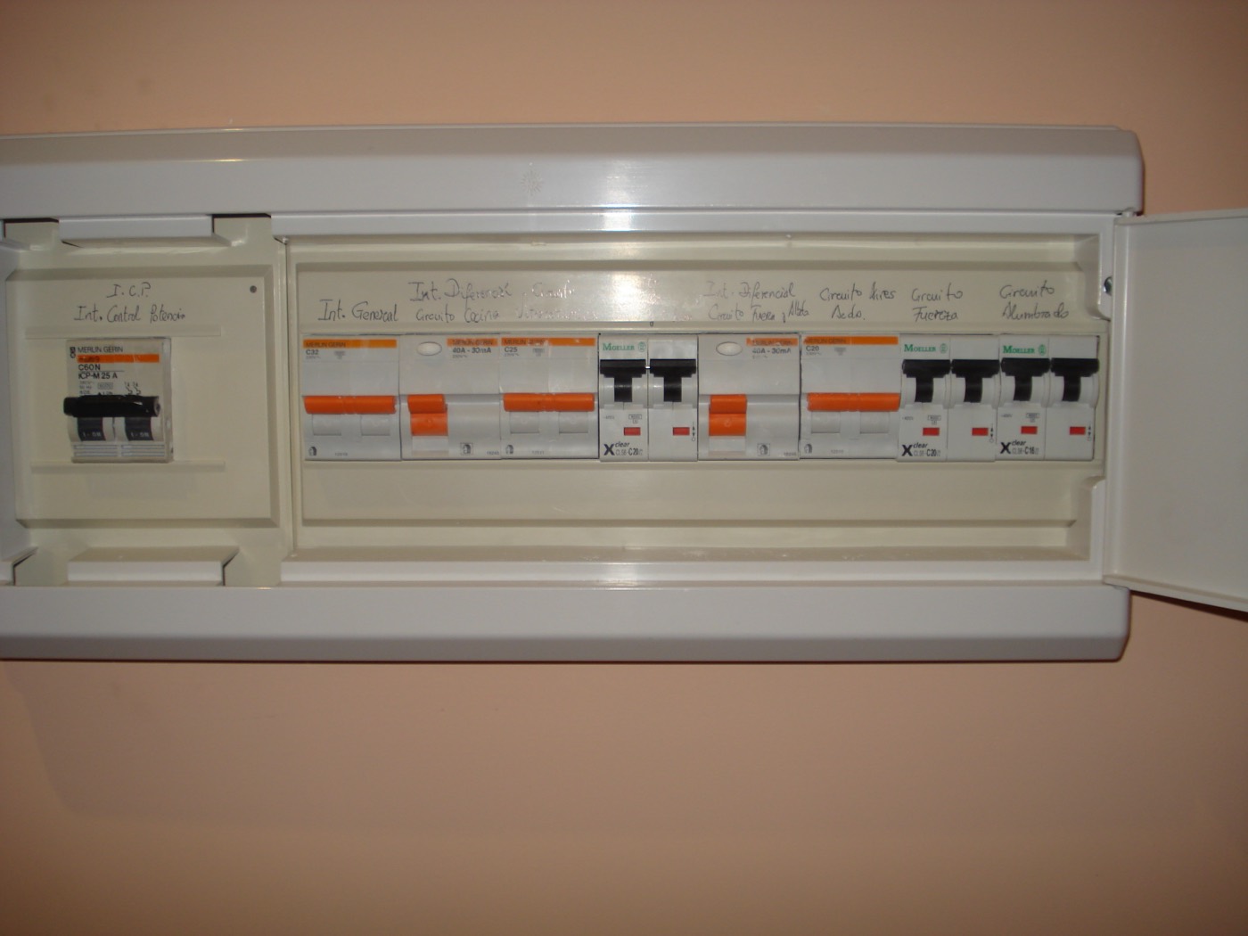 Cuadro eléctrico de una vivienda con el interruptor general, el diferencial y los pequeños interruptores automáticos de cada circuito