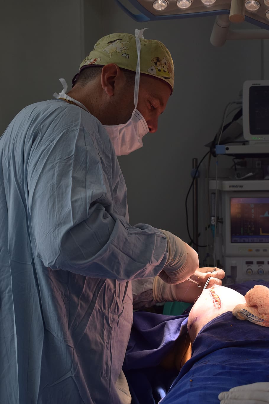 Quirófano moderno iluminado con equipos médicos y lámpara cialítica en un centro sanitario