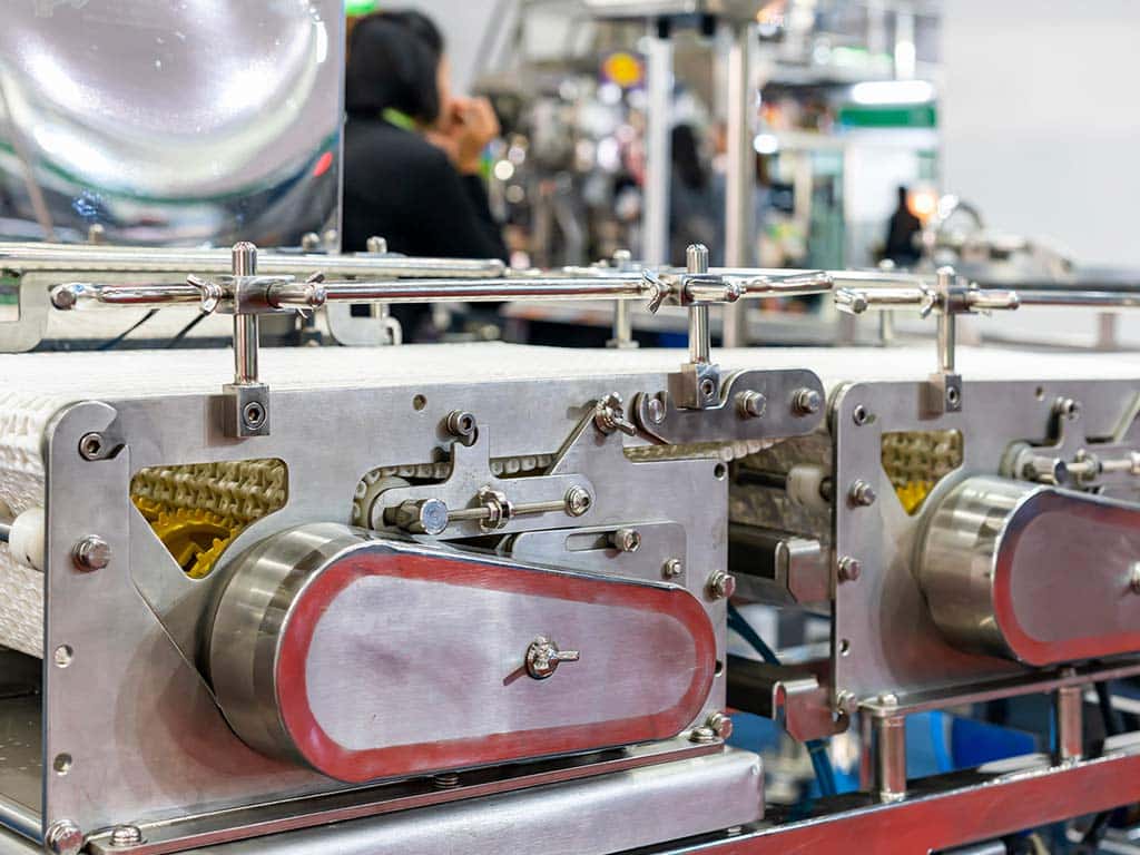 Cadena de producción en una fábrica de alimentos con maquinaria de acero inoxidable