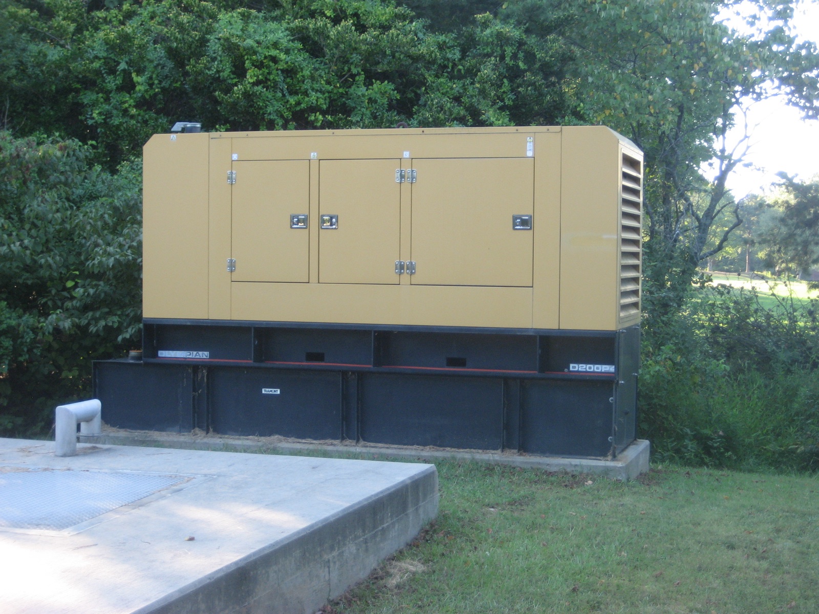 Grupo electrógeno industrial insonorizado sobre bancada de hormigón al aire libre