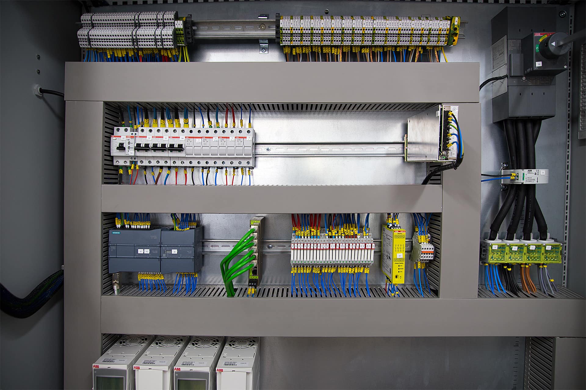 Cuadro eléctrico industrial trifásico con magnetotérmicos, PLC y bornes de conexión