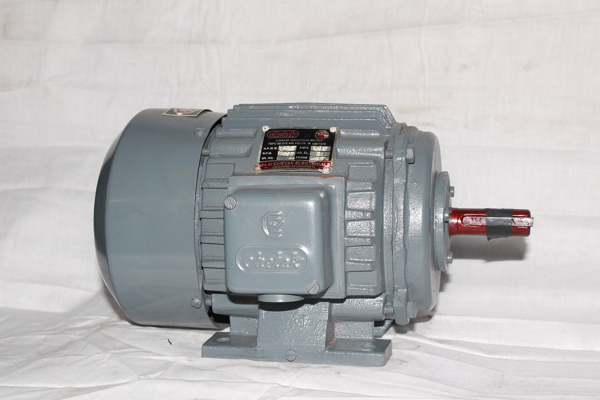 Motor eléctrico trifásico de inducción con su placa de características visible