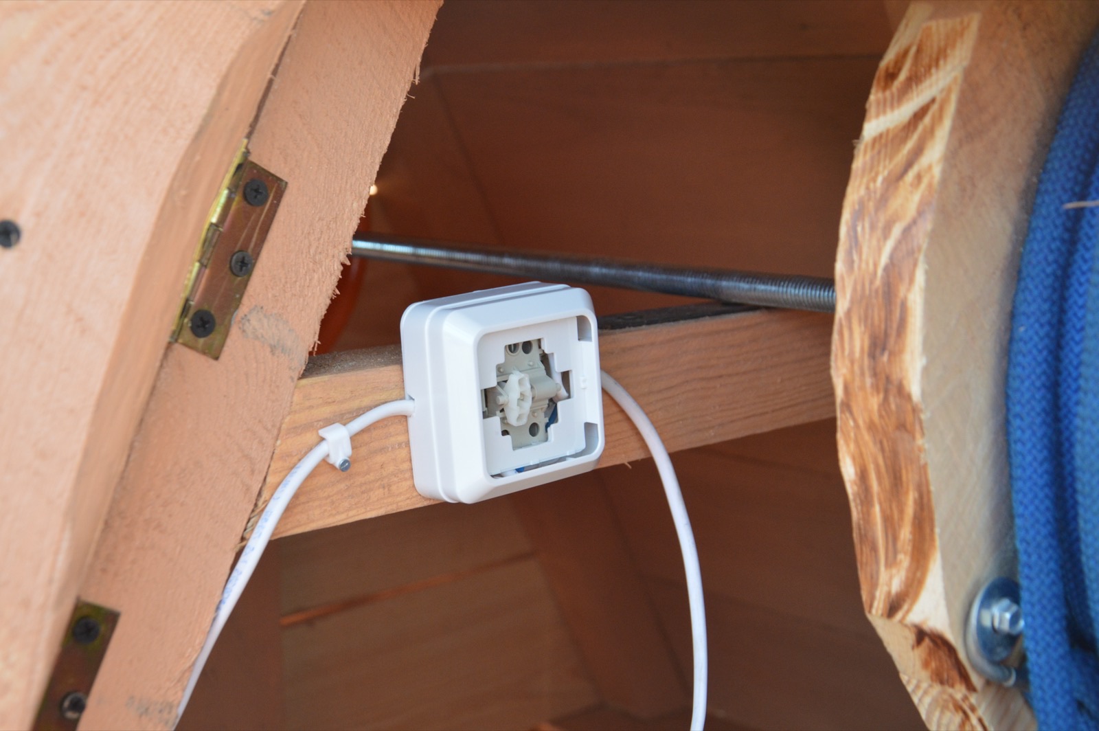 Electricista instalando cableado nuevo en tubos corrugados durante la reforma de una vivienda